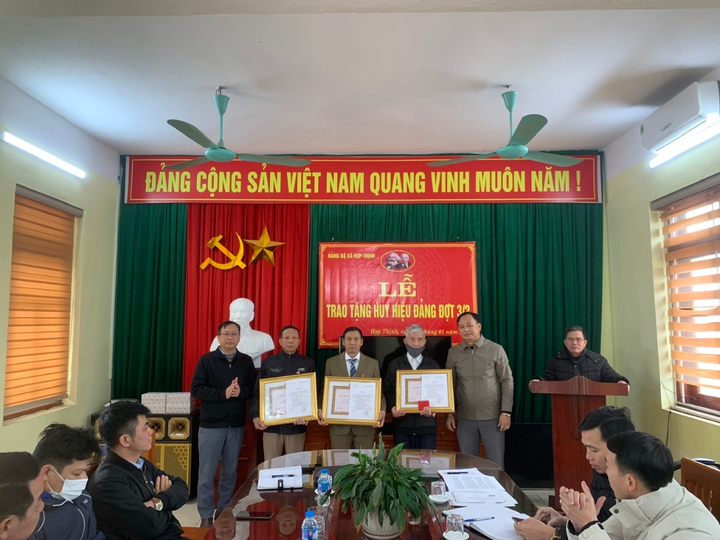 Đảng bộ xã Hợp Thịnh trao tặng Huy hiệu đảng đợt 03/2